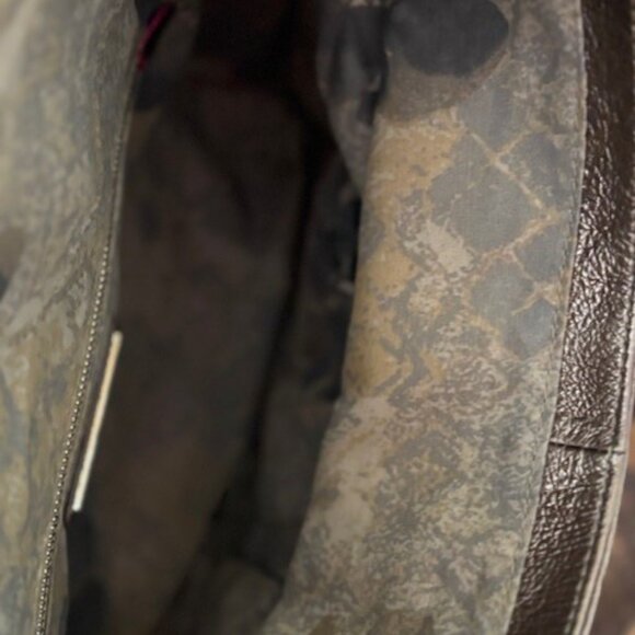 Elliott Lucca Tri-tone Silver Metallic Crossbody / Clutch Purse - Picture 4 of 5